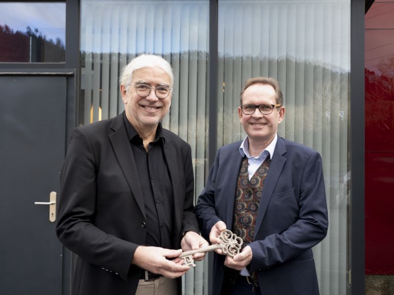 Martin Allitsch hands over the GIPRO Epoxy key to Peter Jägersberger, CEO of the Preis Group.