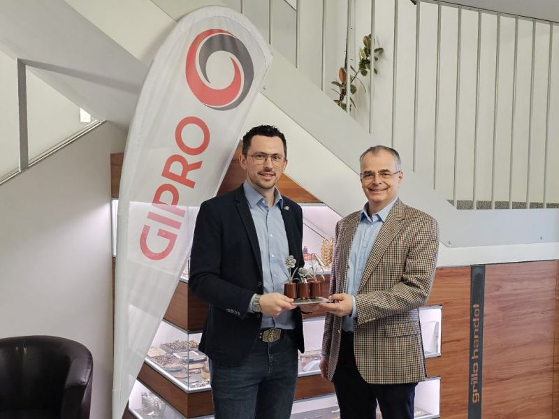 Symbolische Übergabe der ersten zu recycelnden Produkte durch Dr. Christoph Pichler an DI Sigurd Hofer