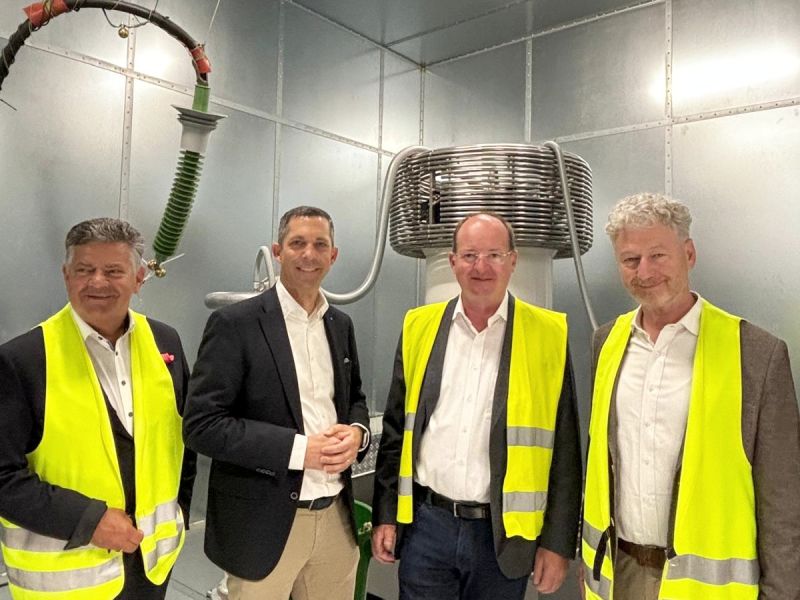 Die WK-Delegation in der elektrischen Prüfhalle