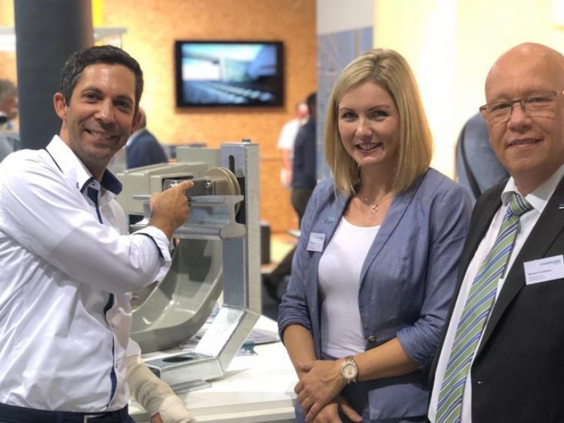 Julian Englich präsentiert Dritte-Schiene-Isolator