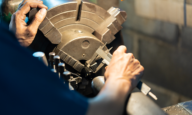 Mechanische Isolatoren Bearbeitung auf einer Drehbank von GIPRO